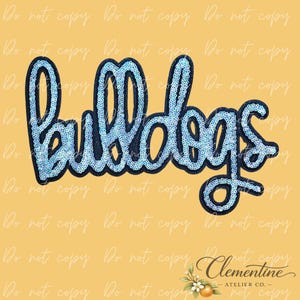Puede incluir: Parche de lentejuelas con la palabra "Bulldogs" en escritura cursiva. Las letras son de color azul claro con un contorno azul oscuro, sobre un fondo amarillo. Ideal para ropa o manualidades.