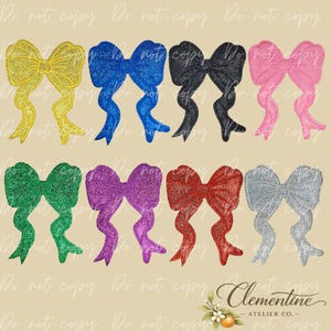 Könnte beinhalten: Ein Set aus acht dekorativen Schleifen-Applikationen in zwei Reihen, mit glitzernden Texturen in Gelb, Blau, Schwarz, Pink, Grün, Lila, Rot und Silber. Jede Schleife hat lange, fließende Bänder und ein zentrales Knotendetail.