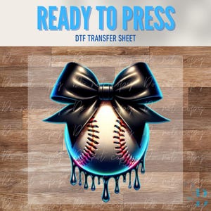 Puede incluir: Una hoja de transferencia DTF con el texto "READY TO PRESS". El diseño presenta una pelota de béisbol con un lazo negro en la parte superior y acentos azules goteando. La pelota tiene costuras rojas.
