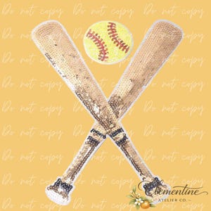 Pode incluir: Uma bola de softball amarela com costuras vermelhas está posicionada acima de dois bastões de beisebol cruzados. Os bastões e a bola são adornados com lantejoulas. O fundo é amarelo claro com as palavras "Do not copy" repetidas.