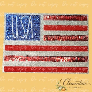 Op de afbeelding: Een rechthoekige patch met een gestileerd Amerikaans vlagontwerp. Het kanton is blauw met zilveren lovertjes en de witte tekst USA. De strepen wisselen af tussen rijen rode lovertjes en een zilveren glittertextuur voor een glinsterend effect.