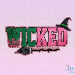Peut inclure: Écusson avec le mot « WICKED » en vert et rose. Une couronne est à gauche, un chapeau de sorcière au-dessus du « D » et un balai en dessous. Fond rose clair.