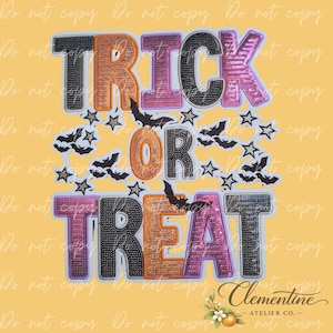Può includere: Un design grafico con il testo TRICK OR TREAT in un mix di lettere con paillettes nere, arancioni e viola. Il disegno è decorato con piccole sagome di pipistrelli neri e stelle grigie sparse tra il testo su uno sfondo di colore giallo.