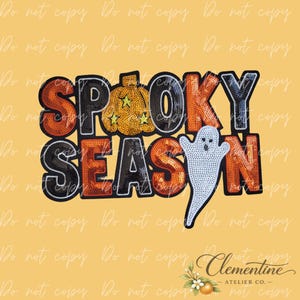 Op de afbeelding: Een decoratieve patch met de tekst SPOOKY SEASON in een paillettenstijl. De letters zijn gekleurd in oranje en zwart. Een oranje pompoen met pailletten en gele sterren vervangt de letter O, en een witte geest met pailletten vervangt de letter O.