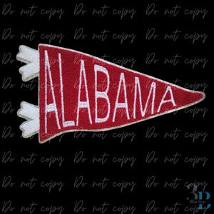 Könnte beinhalten: Ein rotes Wimpel mit dem Wort "ALABAMA" in Weiß gestickt. Das Wimpel hat weiße Fransen auf der linken Seite und einen goldenen Rand. Der Hintergrund ist schwarz.