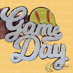 Dia de jogo branco com patch de termocolante de softball em chenille