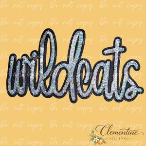 Puede incluir: Parche de lentejuelas "Wildcats" con borde negro, sobre fondo amarillo. El texto es en cursiva, con lentejuelas plateadas. La esquina inferior derecha presenta el texto "Clementine Atelier Co."