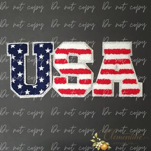 Op de afbeelding: Drie grote letters in varsity-stijl die USA spellen. De U is donkerblauw met witte sterren. De S en A hebben horizontale rode en witte strepen. Elke letter heeft een dikke, textuurrijke rand van zilveren glitters voor een opvallend effect.