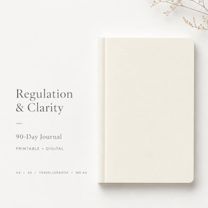 Könnte beinhalten: Ein cremefarbenes Notizbuch mit vertikalem Buchrücken, begleitet von dem Text: Regulation & Clarity, 90-Day Journal, PRINTABLE + DIGITAL, A4, A5, TRAVELLERBOOK, MD A6. Ein kleiner Zweig mit getrockneten Blumen befindet sich in der oberen rechten Ecke.