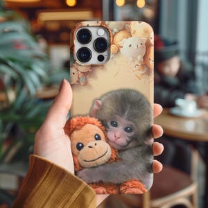 Baby Punch Monkey Kram Plyschleksak Mobilskal | Viral Meme Konst, Realistisk Pälsillustration