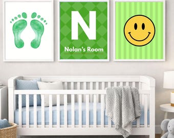 Ensemble d'art mural vert pour chambre d'enfant, nom personnalisé, smileys, empreintes de pas, décoration de chambre d'enfants, art mural imprimable, prêt en 24 heures