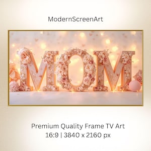 Könnte beinhalten: Ein gerahmtes Kunstwerk mit dem Wort „MOM“ in großen, dreidimensionalen Buchstaben. Die Buchstaben sind mit rosa und cremefarbenen Blumen und dekorativen Akzenten verziert. Das Kunstwerk ist vor einem weichen, verschwommenen Hintergrund mit Bokeh-Lichtern platziert. Der Text „ModernScreenArt“ und „Premium Quality Frame TV Art“ sind ebenfalls sichtbar.