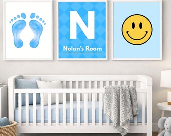 Ensemble de 3 oeuvres d'art murales bleues pour chambre d'enfant, imprimables, numériques, nom personnalisé, initiale, smiley, empreintes de pas, à carreaux, prête en 24 heures