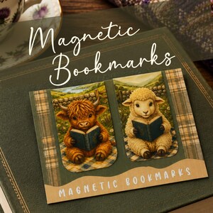 Può includere: Due segnalibri magnetici rettangolari su un cartoncino con la scritta Magnetic Bookmarks. Un segnalibro raffigura una mucca Highland marrone che legge un libro blu, l'altro un agnello bianco che legge un libro blu in un campo verde.