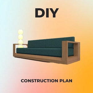 Peut inclure: Un canapé moderne de bricolage avec un coussin vert d'eau et un cadre en bois clair. L'image comprend le texte "DIY" en haut et "CONSTRUCTION PLAN" en bas. Une lampe décorative est sur le côté gauche du canapé.