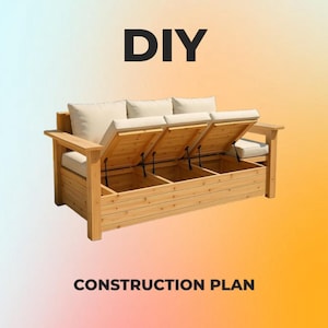以下が含まれることがあります： 収納コンパートメント付きの木製DIY屋外ソファ。 ソファにはベージュのクッションとアームレストが付いています。 テキスト「DIY」が上部に、「CONSTRUCTION PLAN」が下部にあります。