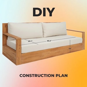 Puede incluir: Plano de construcción DIY para un sofá de exterior de madera. El sofá tiene un cojín de color claro y dos cojines traseros. Dimensiones: 153 cm de largo, 74 cm de ancho y 38 cm de alto.