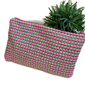 Embrague bordado a mano, hecho a mano, colores rosa y verde, único en su tipo, organizador de bolsos, bolsa de artículos de tocador/maquillaje, regalo de amigos espacioso, elegante/perfecto