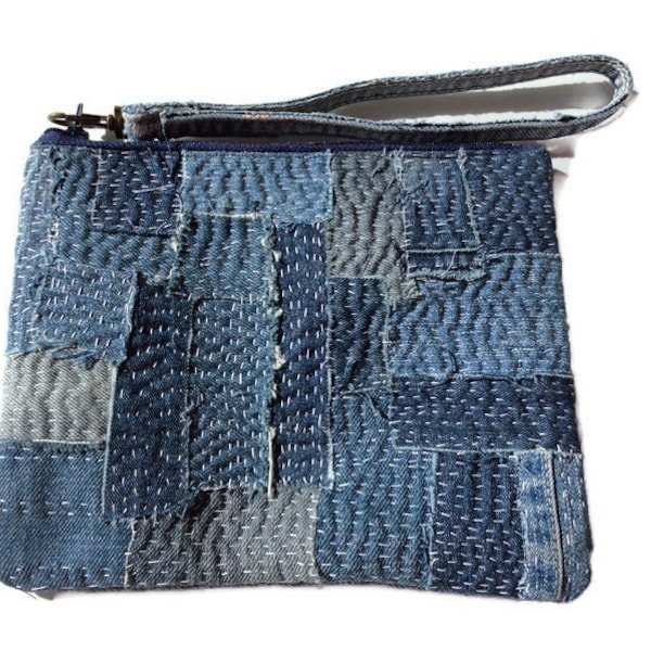 Handgenähte nachhaltige Sashiko-Handgelenktasche, Upcycled-Denim-Clutch mit Riemen, unisex, ökologisches Bewusstsein, Zero Waste-Realität