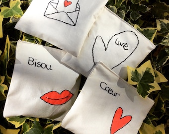 Ensemble cadeau de sachets de lavande avec des boutons de lavande biologiques naturels, ensemble brodé à la main, sachets de tiroir, cadeau de fête des mères, LETTRE D'AMOUR