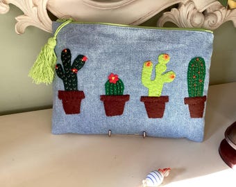 Bolsa de viaje de mezclilla con diseño de cactus hecha a mano: bolsa de maquillaje bordada