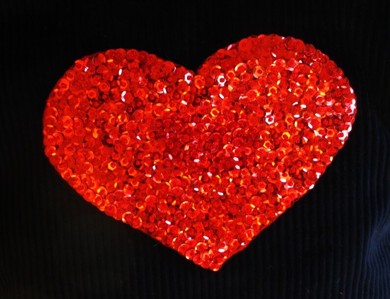 Pochette en velours côtelé bleu, brodée à la main d'un cœur rouge en perles, cadeau LOVE de la Saint-Valentin fait à la main, pochette somptueuse, FREYA image 3