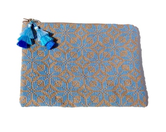 Pochette brodée à la main en bleu clair, motif géométrique au point de croix, cadeau fête des mères, style bohème, cadeau fête des mères