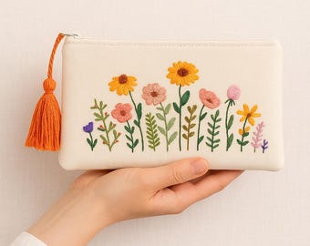 Pochette in lino ricamata a mano / Pochette floreale con nappa / Regalo boho / Collezione Lush Garden