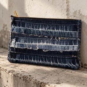 Pochette patchwork in denim cucita a mano, borsa cosmetica in jeans blu riciclato con fodera floreale