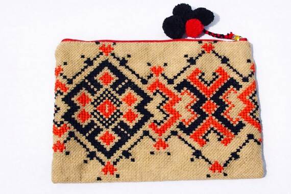 クロスステッチのジュートエスニックポーチ：手刺繍の幾何学模様の 
