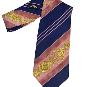 Puede incluir: Una corbata azul marino con detalles en rosa y dorado. La corbata presenta un patrón de rayas con bandas rosas y diseños florales dorados. La marca "ROSSI" es visible en la etiqueta. Esta elegante corbata es adecuada para ocasiones formales.