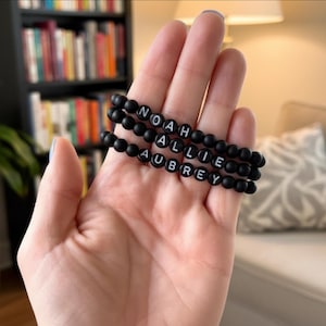 Pulsera con nombre y cuentas negras mate / Joyería elástica personalizada con piedras / Pulsera personalizable