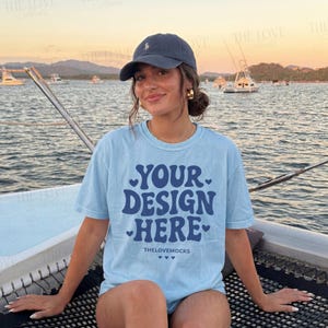 Maqueta de camisa de chambray Comfort Colors 1717, maqueta del modelo C1717, maqueta de barco de verano, maqueta de lago estilo preppy, maqueta de estilo de vida con estética Cape Cod