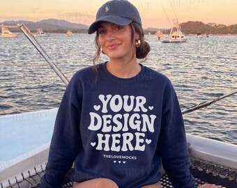 Mockup de moletom azul-marinho Gildan 18000, Mockup do modelo G18000, Mockup de barco de verão, Mockup de lago com estilo preppy, Mockup de estilo de vida com estética de Cape Cod