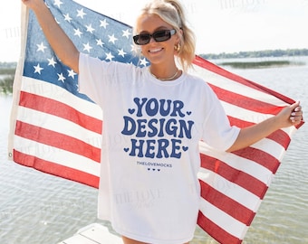 Maqueta de camisa blanca Comfort Colors 1717, maqueta de modelo C1717, maqueta del 4 de julio, maqueta Americana Summer Lake, maqueta de estilo de vida estético y moderno.