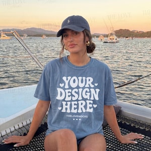 Mockup di camicia in jeans blu Comfort Colors 1717, mockup modello C1717, mockup di barca estiva, mockup preppy sul lago, mockup di stile di vita estetico di Cape Cod