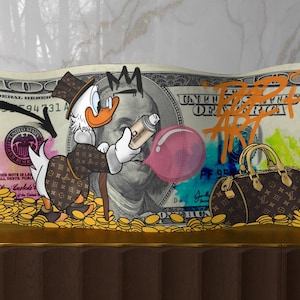 Gatukonst Dollartryck – Numrerat och signerat konstverk – Lyxig popkonstdekor – Styvt PVC-tryck 75x35 cm – Original skapelse av TAYDNA