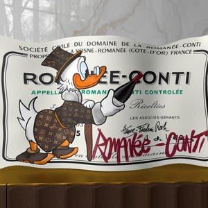 Può includere: Un'opera d'arte stravagante con un'anatra dei cartoni animati vestita con un abito marrone fantasia e un cappello a cilindro, che tiene in mano una bottiglia di vino. Lo sfondo è un'etichetta di vino con il testo "ROMANÉE-CONTI".