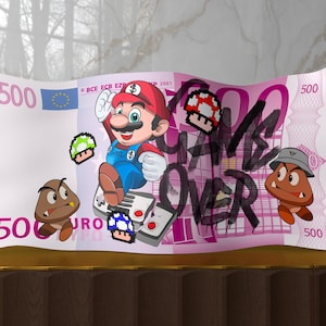 Könnte beinhalten: Ein stilisiertes Kunstwerk mit einer 500-Euro-Banknote im Mario-Design. Das Bild zeigt Mario, pixelige Pilze und Goombas. Die Worte "GAME OVER" sind auf die Banknote gesprüht. Der Hintergrund ist verschwommen und neutral gefärbt.