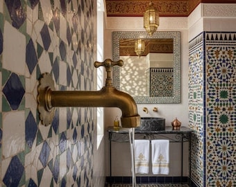 Grifo mural de latón macizo sin lacar, accesorio de baño marroquí artesanal con cuello de cisne.