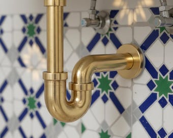 Sifón en P de latón cepillado para lavabo de baño - Tubería de desagüe decorativa moderna en oro satinado - Accesorio de plomería minimalista de lujo con brida de pared