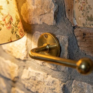 Soporte de pared para papel higiénico de latón macizo sin lacar, para baño.