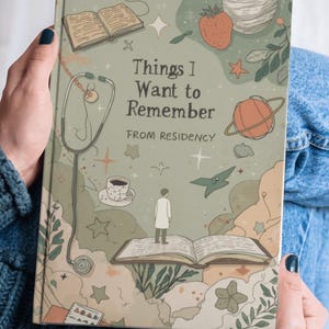 Puede incluir: Un diario titulado "Things I Want to Remember From Residency" con una ilustración caprichosa. La portada presenta un estetoscopio, libros abiertos, planetas y una figura de médico. La paleta de colores incluye tonos de verde, beige y naranja.