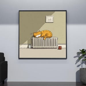 Könnte beinhalten: Gerahmte Illustration einer schlafenden orangefarbenen getigerten Katze auf einem weißen Heizkörper. Die Katze ist zusammengerollt, die Augen geschlossen. Ein kleines Bild hängt an der Wand über dem Heizkörper. Eine kleine braune Tasse steht auf dem Boden.