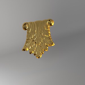 Könnte beinhalten: Eine goldfarbene dekorative Applikation mit einem symmetrischen Akanthusblatt-Design. Das Stück hat eine ausgestellte Form mit eingerollten Voluten an den oberen Ecken und detaillierten, erhabenen Blattverzierungen auf der metallischen Oberfläche.