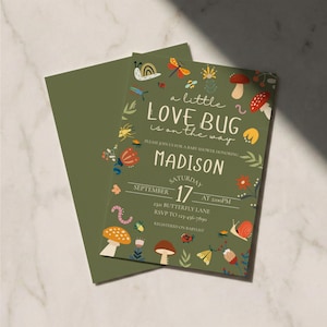 Op de afbeelding: Een olijfgroene uitnodigingskaart voor een babyshower met de tekst A little LOVE BUG is on the way, ter ere van Madison op zaterdag 17 september om 14:00 uur. Het ontwerp bevat kleurrijke illustraties van slakken, paddenstoelen en insecten.