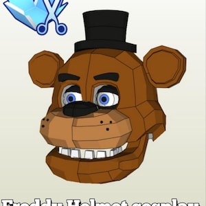 Könnte beinhalten: Eine braune Freddy Fazbear Helm-Cosplay-Vorlage. Der polygonale Bärenkopf hat blaue Augen, einen schwarzen Zylinder und ein breites Grinsen. Das Bild enthält auch eine blaue Schere im Origami-Stil. Der Text unten lautet "Freddy Helmet cosplay Pepakura Template."