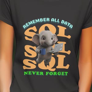 Può includere: T-shirt nera con un elefante dei cartoni animati che tiene un laptop e una tazza blu. La maglietta presenta il testo "REMEMBER ALL DATA SQL NEVER FORGET" in lettere arancioni e verdi.