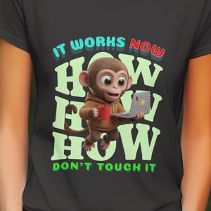 Mono divertido programador PNG - Funciona ahora, no lo toques - Descarga digital