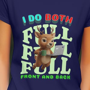 Pode incluir: Camiseta azul marinho com um veado de desenho animado segurando um laptop e uma caneca. O texto na camiseta diz "I DO BOTH FULL FRONT AND BACK" em letras verdes e vermelhas. O veado é marrom com chifres.